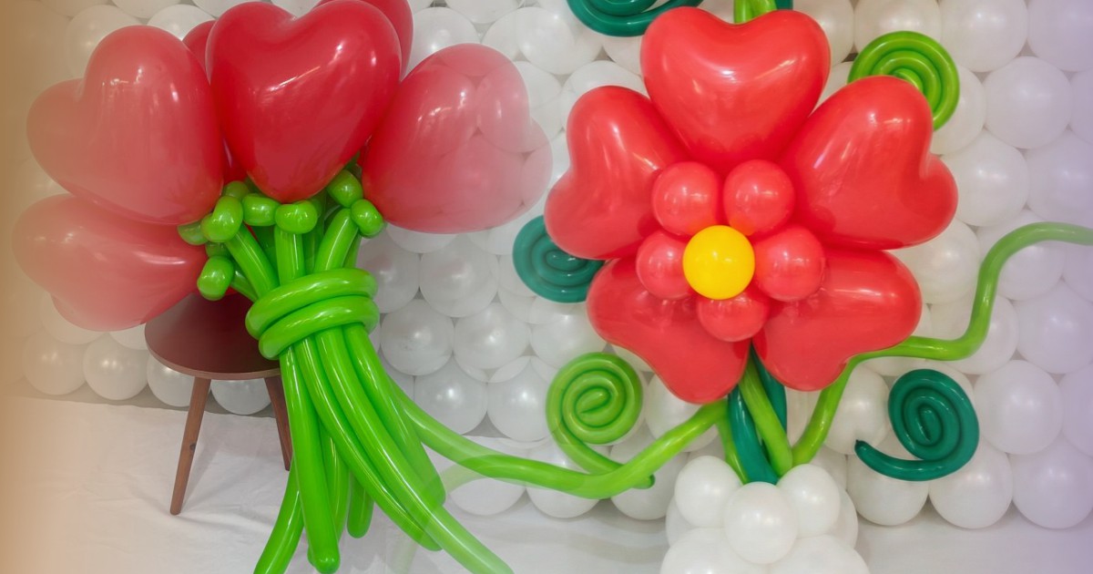 Flores com balões e pétalas de coração para dia das mães.